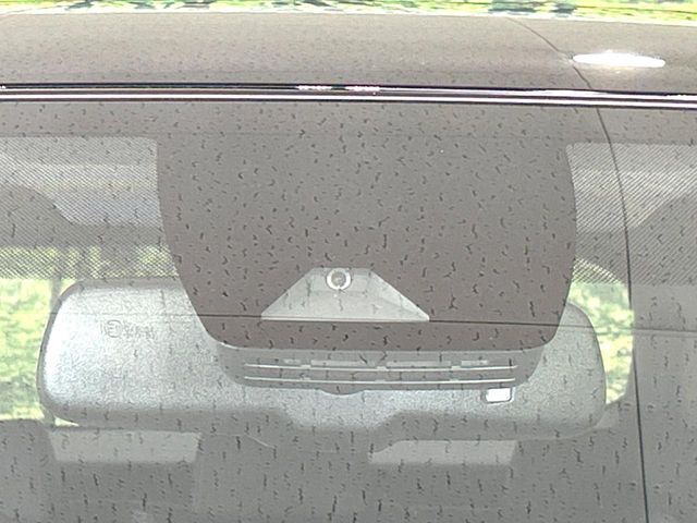 【トヨタセーフティセンス】走行中に前方の車両等を認識し、衝突しそうな時は警報とブレーキで衝突回避と被害軽減をアシスト。より安全にドライブをお楽しみいただけます。