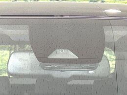 【トヨタセーフティセンス】走行中に前方の車両等を認識し、衝突しそうな時は警報とブレーキで衝突回避と被害軽減をアシスト。より安全にドライブをお楽しみいただけます。