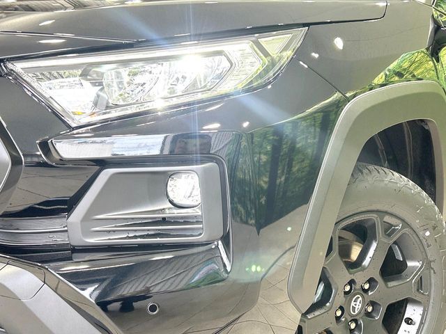 【LEDヘッドライト】悪天候や夜間走行時も良好な視界を確保し安心して運転できる高輝度LEDヘッドライトを装備！点灯速度が早く、消費電力も抑えられています。