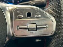 【レーダークルーズコントロール】装備車両です。レーダーやカメラを使って前を走るクルマの状況を検知して速度を調整してくれます。遠距離ドライブの高速道路などでは大活躍で疲労軽減に役立ちます。