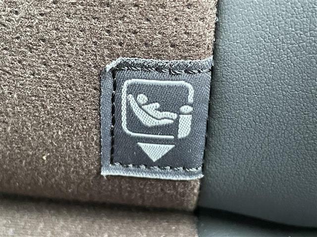 【ISOFIX】シートベルトを使わず、チャイルドシートとクルマの固定金具を連結するだけのカンタンでガッチリ固定できます！