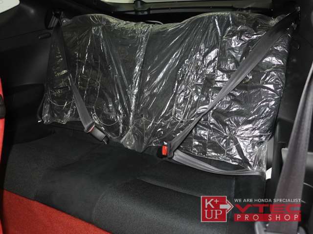 後部座席は新車時のビニールがそのままのようです。