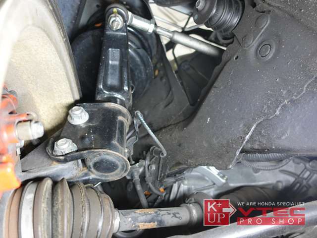 足回りもオリジナル状態。ご希望あれば別途Aftermarket Dampersなどのご提案も可能です。サーキット経験豊富なスタッフが走行ステージにあった銘柄・セッティングをご提案させていただきます。