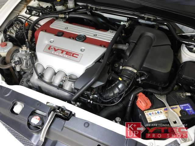 エンジンルームもキレイな一台です。使用するオイルもMOTUL・ペトロナス・オメガ・サバイブ等ご提案可能です。サーキット経験も豊富な当店にお気軽にご相談下さい。