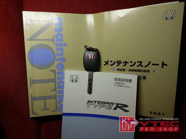新車時保証書・取扱説明書・メンテナンスノート・純正キーレスキーが付属致します。
