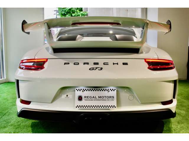 20インチGT3センターロック式シルバーホイール、GT3エアロパーツ、ワイドリアフェンダー、スポーツデザインドアミラー