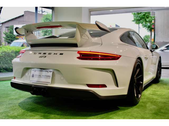 ポーツエギゾーストシステム、ダイナミックエンジンマウント、リアアクスルステアリング、TPMS、GT3ロゴ付スポーツシートプラス