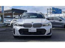 納車前に360度チェックを実施。エンジン、トランスミッション、サスペンションはもちろんのこと、マフラーやエアコンなどの電気系統やコンピュータ・システムなどを詳細に点検します。