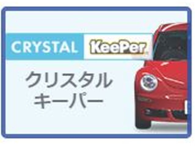 透き通るガラス被膜で1年に1回、新車に戻る新しいカーライフの形です。洗車だけでノーメンテナンスの1年耐久。透明感のあるガラス特有のツヤです。