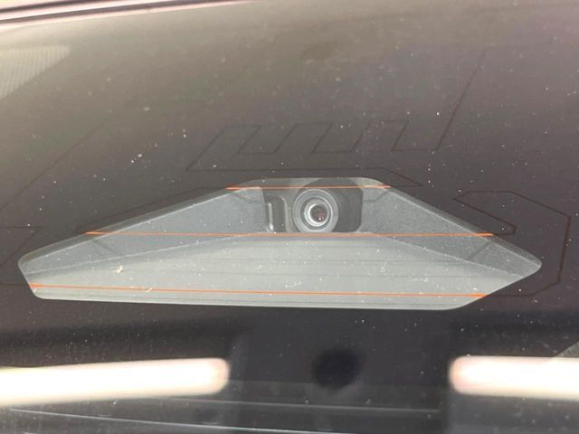 【トヨタセーフティセンス】走行中に前方の車両等を認識し、衝突しそうな時は警報とブレーキで衝突回避と被害軽減をアシスト。より安全にドライブをお楽しみいただけます。
