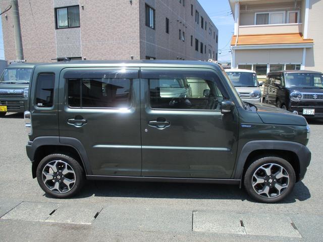 右側です