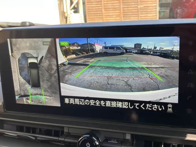 アラウンドビューモニター。上空から見下ろしているかのような映像をメーター内のディスプレイに映し出し、スムーズな駐車をサポートします。