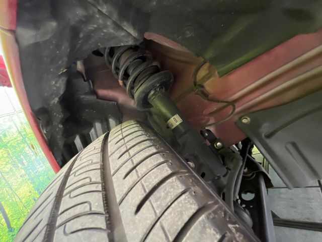 お車を安心してお乗りいただく為には、足回りの定期点検が欠かせません。サービスサポート（有償保証）では無料点検もご提供しており、安心のカーライフをお過ごしいただけるサポート体制が整っています。