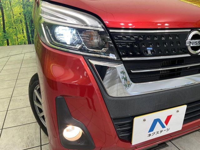【LEDヘッドライト】悪天候や夜間走行時も良好な視界を確保し安心して運転できる高輝度LEDヘッドライトを装備！点灯速度が早く、消費電力も抑えられています。