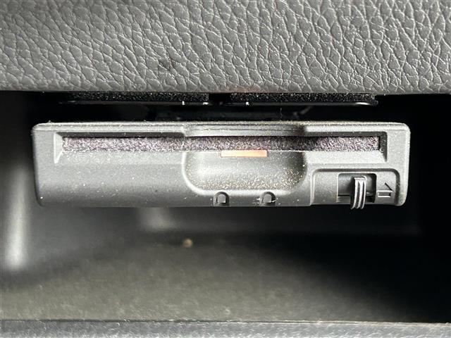 【ETC】有料道路を利用する際に料金所で停止することなく通過できる、ETC車載器（ノンストップ自動料金収受システム機器）が装備されています。セットアップを行うことで利用可能になります。