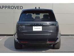 テールゲートは初代モデルから受け継がれ続ける上下2段式。さらに頂点部からパネル下部にかけて設けられた傾斜により狭い場所でも後方への伸長を気にする必要が無く、安心して開閉することが可能となっております。