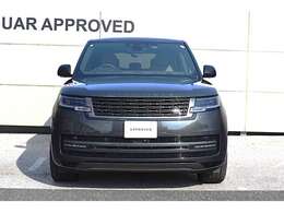 渡河時における水の侵入を防ぐため、一枚のアルミニウムでエンジンルームを包み込むように造られるクラムシェルボンネット。本格4WDとしての高い性能を持つLAND　ROVERシリーズならではの工夫です