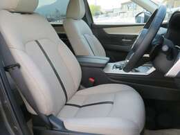 シートはグレージュカラーのレザー仕様です。座り心地・肌ざわりともに◎です。