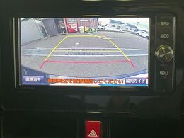 【バックカメラ】駐車時に後方がリアルタイム映像で確認できます。大型商業施設や立体駐車場での駐車時や、夜間のバック時に大活躍！運転スキルに関わらず、今や必須となった装備のひとつです！