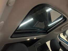 ●サンルーフ：開放感たっぷりの希少装備、サンルーフが装着されています！車内に明かりを取り入れたり景色を楽しむ以外にも、車内の空気も簡単に換気できて快適です！