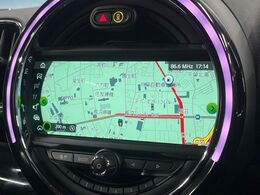 ●HDD純正ナビ:一体感のあるナビは、高級感ある車内を演出してくれます。オーディオ機能も充実しておりますので、運転もより楽しめます♪