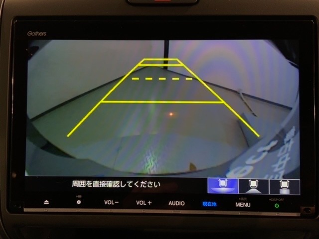 リバースギアに入れるだけで後方の表示へ切り替わります。夜間や雨の日の駐車も楽になりますよ。