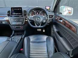 手になじみやすいステアリングで左右の機能でナビに触らず、音量調整や切り替えができるので、走行中にとても便利です！