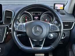 手になじみやすいステアリングで左右の機能でナビに触らず、音量調整や切り替えができるので、走行中にとても便利です！