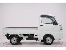 県内13店舗にて常時500台以上ダイハツ車を展示中です。見て、触って、納得のいく一台をぜひ見つけてください。