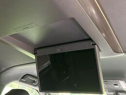 【リヤエンターテインメントシステム】後席にお座りの方も大満足の、人気メーカーオプションを装備。専用の音響システムと、大画面のモニターで移動中もDVD等をお楽しみいただけます。