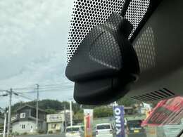 万が一の事故等やあおり運転等で被害にあっても記録を残せるドライブレコーダー。こちらは後方用です。前後を記録してくれるのはさらに安心感が高まります。