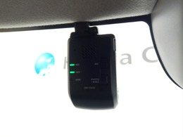 『ドライブレコーダー』動画を残すことで万が一の事態に遭遇した時の必須アイテムです！急ブレーキ・急ハンドルが起こった際、自動で記録が上書きされずに保存され、後でPC等で確認出来ます。