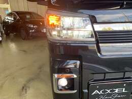 ヘッドライトは、LEDヘッドライト付いており夜間走行時も明るく照らしてくれますね！！