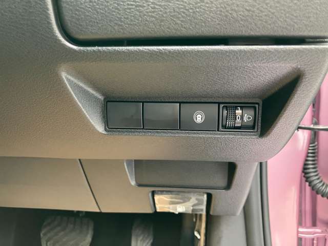 ◆セーフティ・シールドスイッチ◆車両との接触を回避するようブザーとともにドライバーのステアリング操作をアシストします。レーンチェンジの際のヒヤリ！を防止！