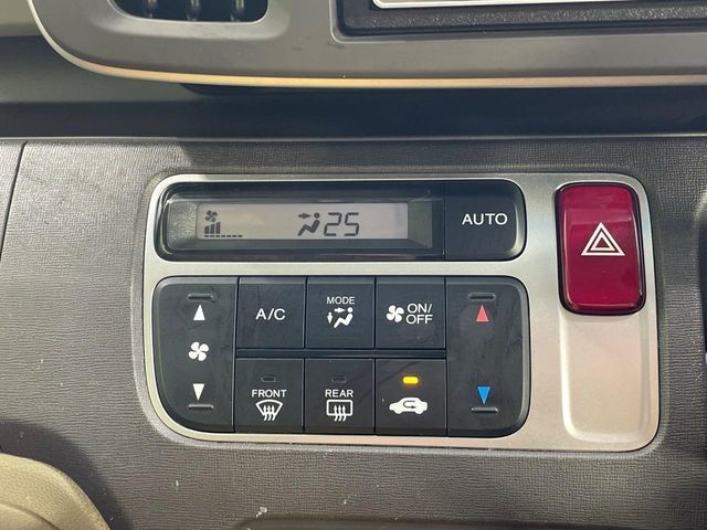 【オートエアコン】一度お好みの温度に設定すれば、車内の温度を検知し風量や温度を自動で調整。暑い…寒い…と何度もスイッチ操作をする必要はありません。快適な車内空間には必須の機能ですね♪