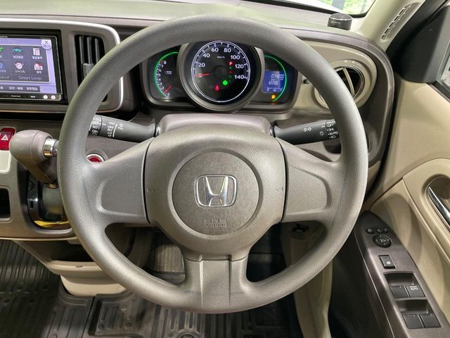 インテリアに合わせたデザインのステアリングは、運転される方のことも考え、運転しやすい形状、大きさです。是非一度、実際に触ってお確かめください。