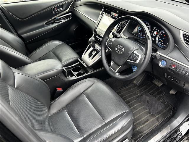 運転席もレバーひとつで座面の調整ができます！