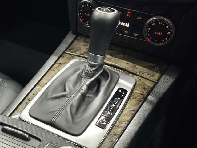 LIBERALAロイヤルコートは硬質なガラスコーティング層が深い艶を実現する新しいタイプのボディーコーティングです。