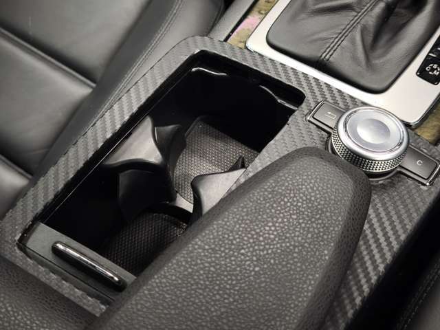 マットブラックにホワイトのLIBERALAのロゴの建物と看板が目印です。