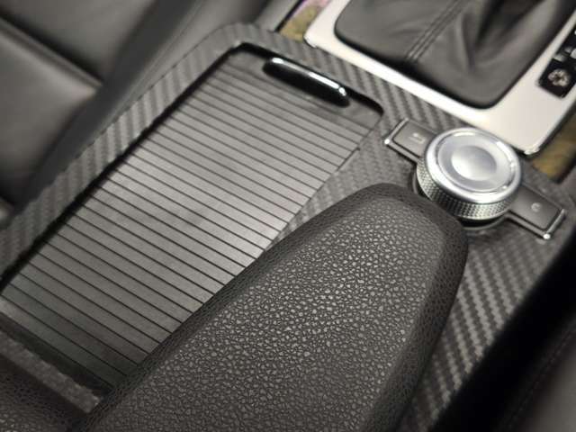 マットブラックにホワイトのLIBERALAのロゴの建物と看板が目印です。