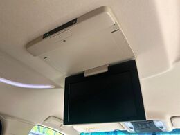 【フリップダウンモニター】大画面モニターで後席でもエンタメをお楽しみいただけます。小さなお子様にも大人気の装備です♪