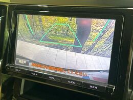 【バックカメラ】駐車時に後方がリアルタイム映像で確認できます。大型商業施設や立体駐車場での駐車時や、夜間のバック時に大活躍！運転スキルに関わらず、今や必須となった装備のひとつです！