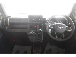 前席全体　目線も高く広い視界で安心して運転することができますね！