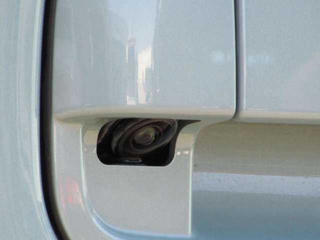 【全方位モニターバックカメラ】周囲の状況を360度確認できることで、駐車や狭い道での運転が格段にしやすくなります。特に、後方や側面の死角をカバーしてくれるので、安全性が向上します。