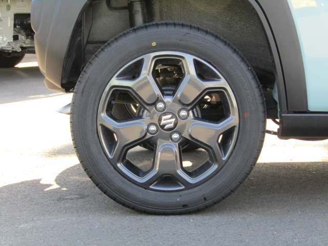 【アルミホイール】スチールホイールよりも軽く、車の運動性能や燃費向上に貢献します。また、熱の放散も良いため、ブレーキ性能にも好影響を与えます。見た目にもスタイリッシュです。