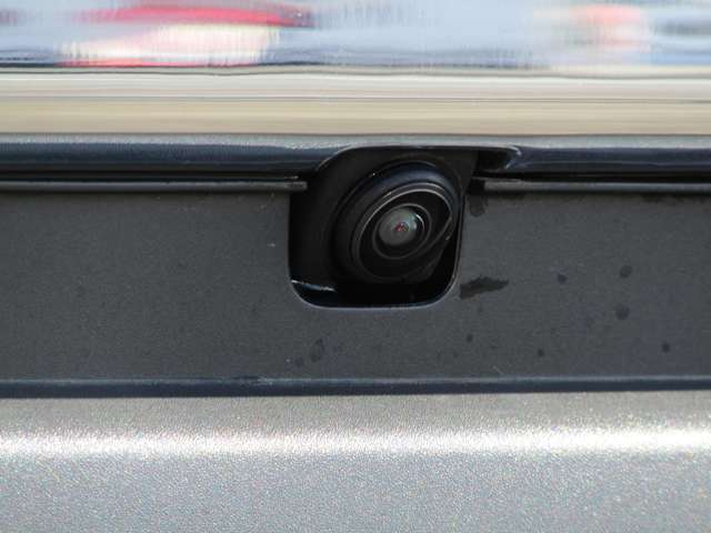 【全方位モニターフロントカメラ】周囲の状況を360度確認できることで、駐車や狭い道での運転が格段にしやすくなります。特に、後方や側面の死角をカバーしてくれるので、安全性が向上します。