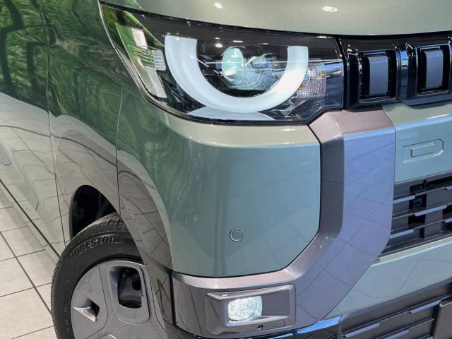【LEDヘッドライト】悪天候や夜間走行時も良好な視界を確保し安心して運転できる高輝度LEDヘッドライトを装備！点灯速度が早く、消費電力も抑えられています。