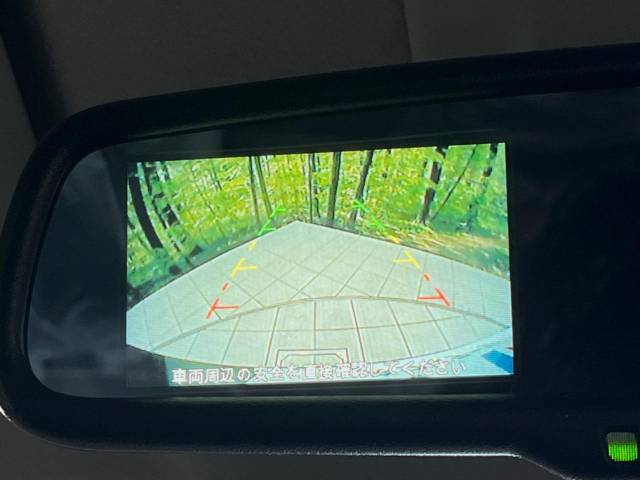 【バックカメラ】駐車時に後方がリアルタイム映像で確認できます。大型商業施設や立体駐車場での駐車時や、夜間のバック時に大活躍！運転スキルに関わらず、今や必須となった装備のひとつです！