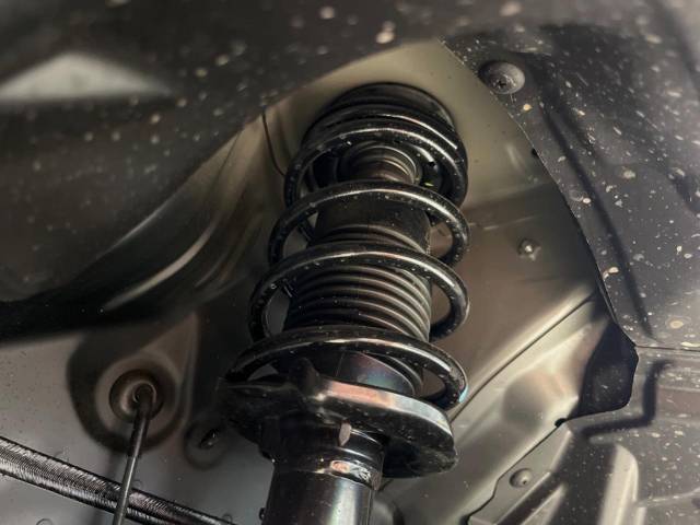 お車を安心してお乗りいただく為には、足回りの定期点検が欠かせません。サービスサポート（有償保証）では無料点検もご提供しており、安心のカーライフをお過ごしいただけるサポート体制が整っています。