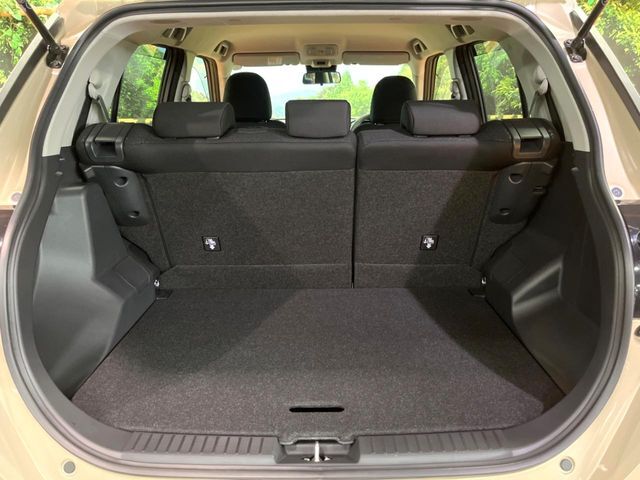 普段のお買い物や通勤、送迎等に十分な荷室スペースを確保しております。セカンドシートを倒すと、大きな荷物の積載も可能です♪